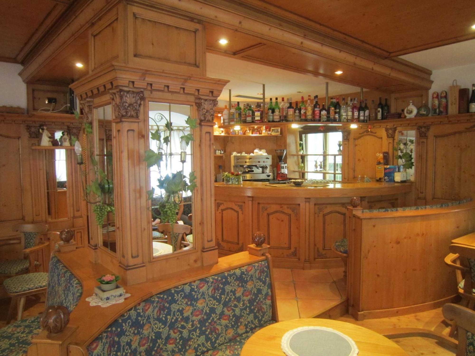 Hotel Alpina Pinzolo Ngoại thất bức ảnh