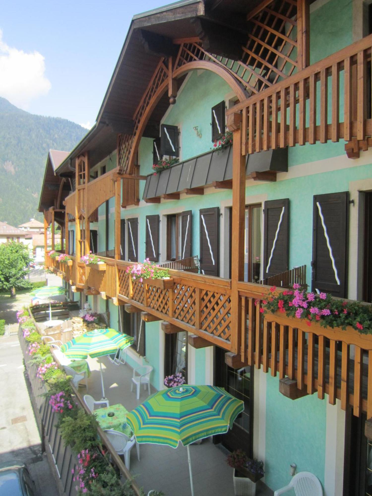 Hotel Alpina Pinzolo Ngoại thất bức ảnh